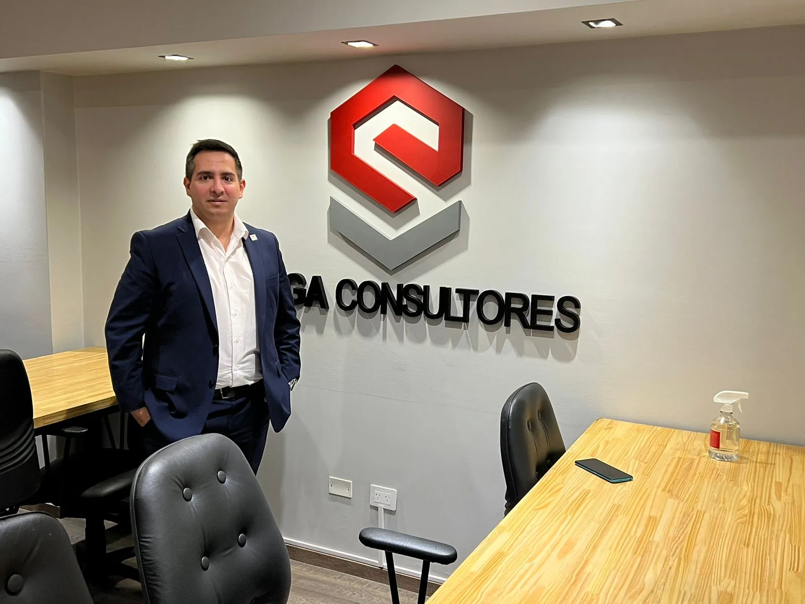 Juan Pablo Araoz en las oficinas de Sega Consultores